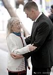 48岁男子爱上104岁继奶奶，想为真爱移民澳洲没等到，奶奶先过世了...（组图）