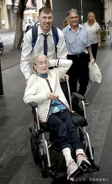 48岁男子爱上104岁继奶奶，想为真爱移民澳洲没等到，奶奶先过世了...（组图） - 2