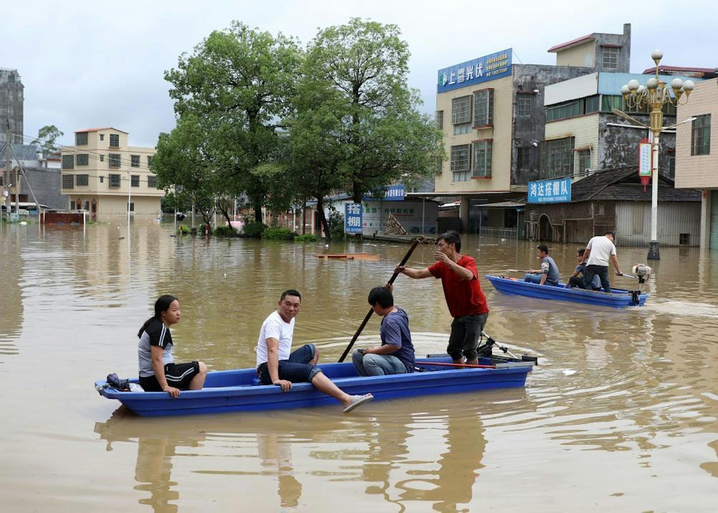 至少4死10失踪！中国暴雨，全省11万人撤离 （图） - 1