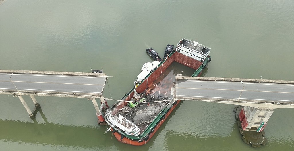 一艘海船擦碰九江大桥后沉没，4人失联正搜救！已交通管制；官方调查：洪水致船员操作失当（视频/组图） - 9