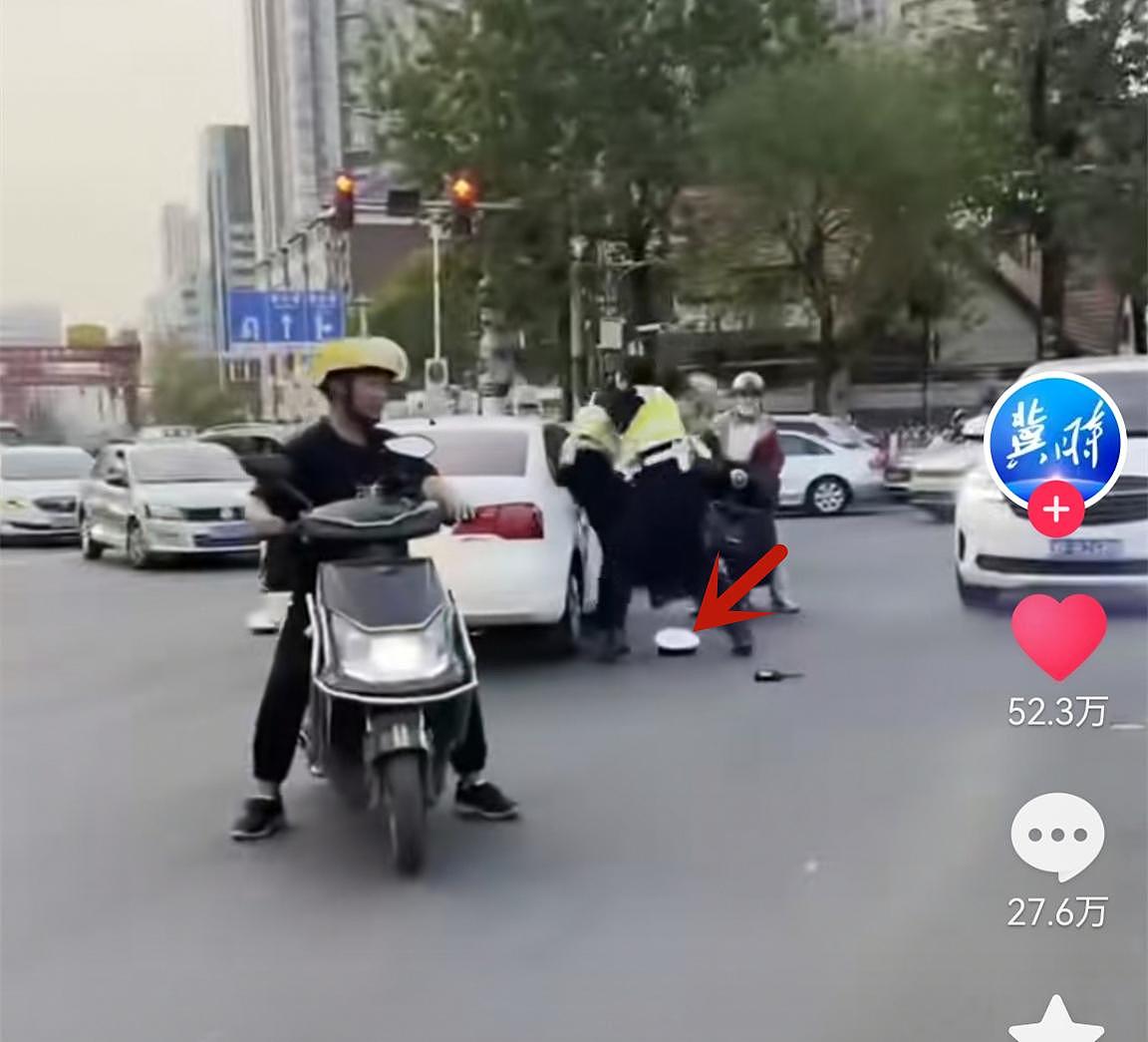 天津两名交警当街互殴，装备都甩飞了，评论区沦陷（组图） - 3