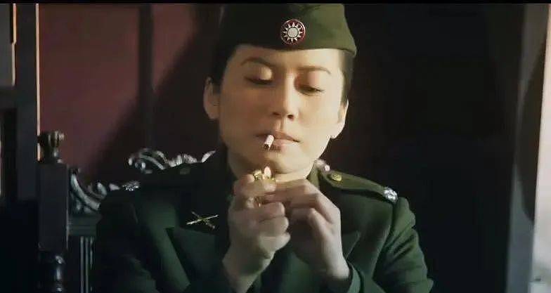 同样演“女军官”，把杨幂和王鸥俞飞鸿放在一起，差别就出来了（组图） - 16