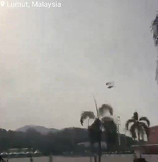 马来西亚2直升机相撞，现场影片定格恐怖一刻！海军证实10人罹难（视频/组图） - 4