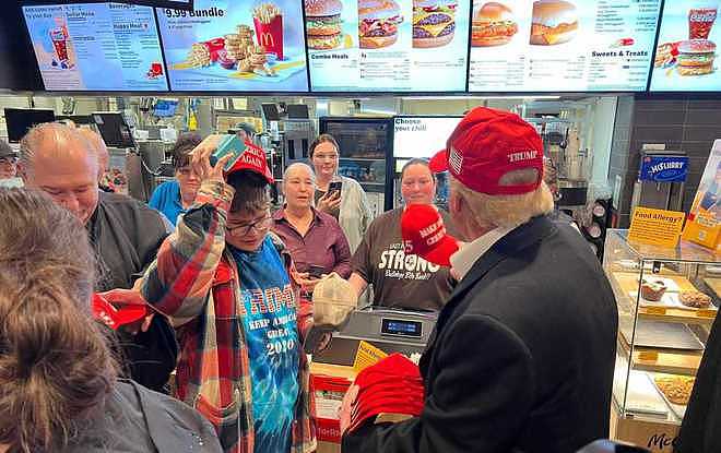 77岁特朗普午饭吃汉堡薯条，下了3600元大单，但麦当劳员工不开心（组图） - 5