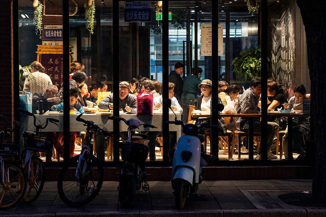 “穷人的幸福之家”：为何上海年轻人开始流行吃食堂（组图） - 1