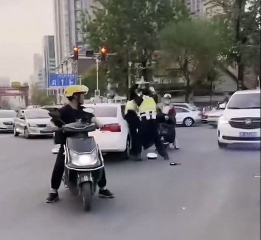 炸裂！天津2名交警街头互殴，网民：应该报警吗；官方：解除两人劳动关系（视频/组图） - 10