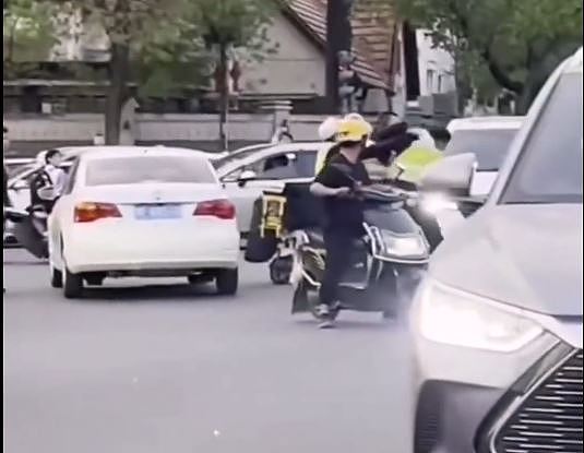 炸裂！天津2名交警街头互殴，网民：应该报警吗；官方：解除两人劳动关系（视频/组图） - 5
