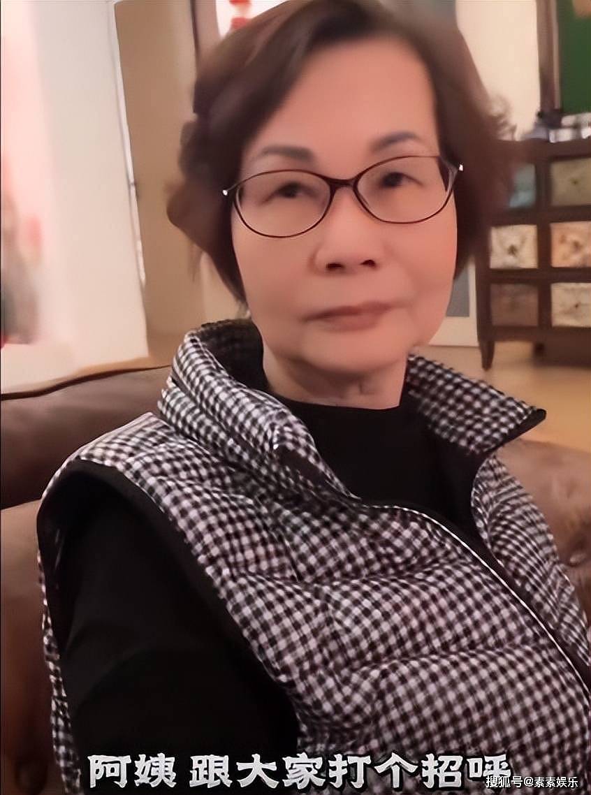 周海媚80岁老母亲露面，姐姐和弟弟现身，家人带六六回到北京别墅（组图） - 3