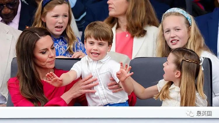 路易小王子6岁生日照姗姗来迟，凯特王妃亲自拍摄！媒体：别再关注他，不然就是第二个哈里（组图） - 20