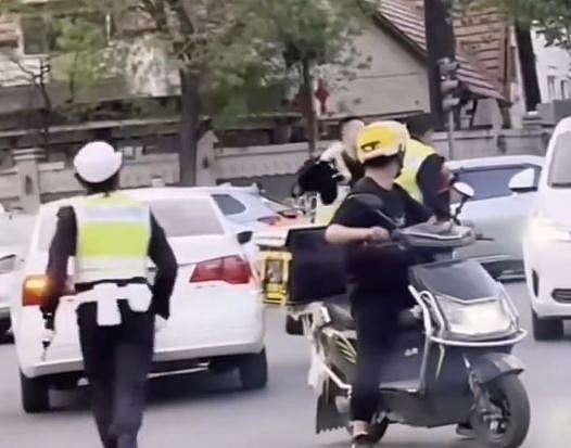 炸裂！天津2名交警街头互殴，网民：应该报警吗；官方：解除两人劳动关系（视频/组图） - 12