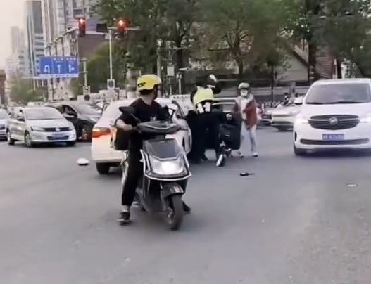 炸裂！天津2名交警街头互殴，网民：应该报警吗；官方：解除两人劳动关系（视频/组图） - 8