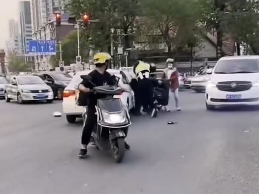 炸裂！天津2名交警街头互殴，网民：应该报警吗；官方：解除两人劳动关系（视频/组图） - 9