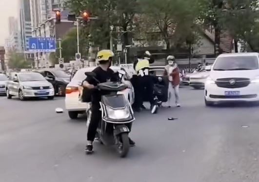 炸裂！天津2名交警街头互殴，网民：应该报警吗；官方：解除两人劳动关系（视频/组图） - 6