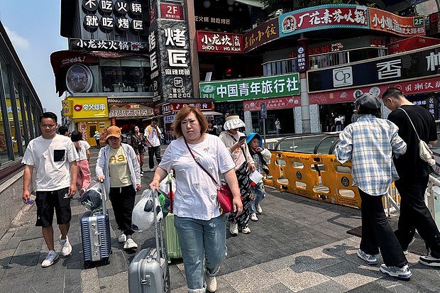 中国一季度46万家餐饮业倒闭，武汉环卫工减薪三成（图） - 1