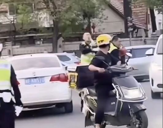 炸裂！天津2名交警街头互殴，网民：应该报警吗；官方：解除两人劳动关系（视频/组图） - 11