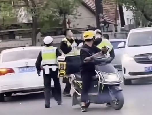 炸裂！天津2名交警街头互殴，网民：应该报警吗；官方：解除两人劳动关系（视频/组图） - 7