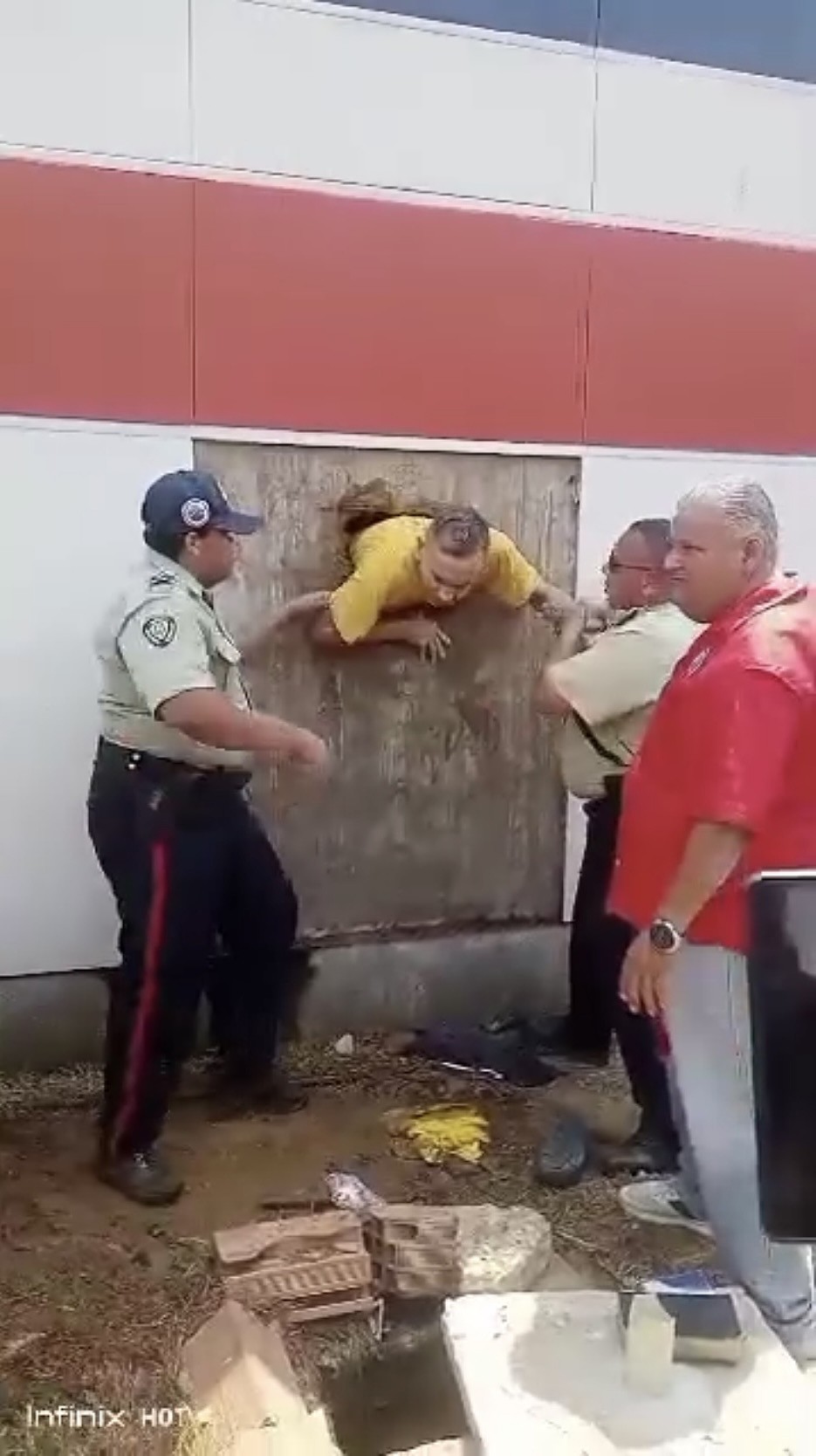 凿墙越狱！委内瑞拉20笨犯爬出洞，警察正开会全部一网打尽（视频/组图） - 8