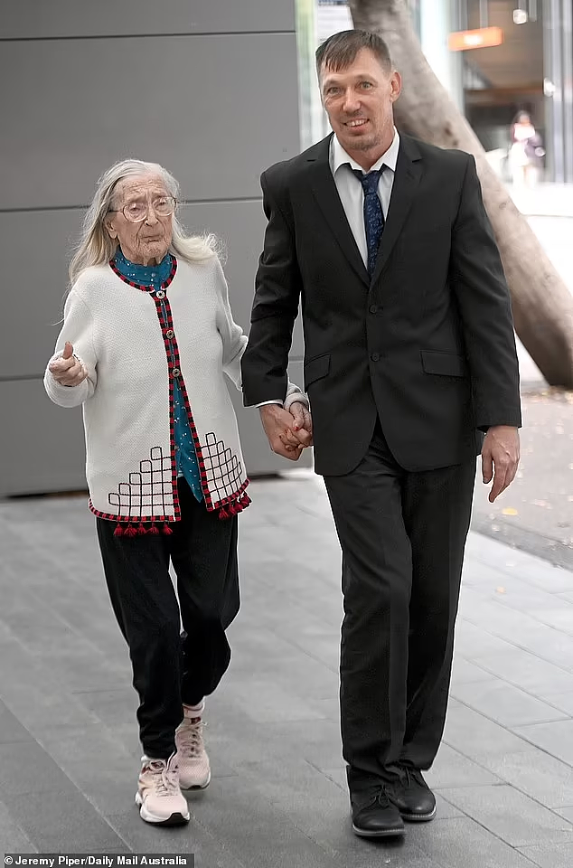 48岁男子爱上104岁继奶奶，想为真爱移民澳洲，没想到奶奶先过世…PR悬了（组图） - 13