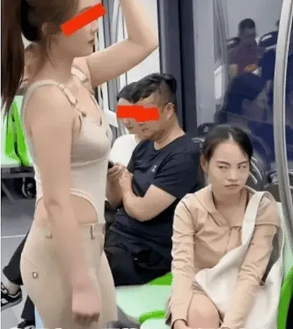 江苏一名女子穿衣奇特乘坐地铁，旁人不敢正视，网友：怕被打（组图） - 3