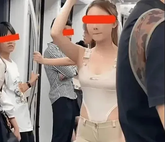 江苏一名女子穿衣奇特乘坐地铁，旁人不敢正视，网友：怕被打（组图） - 1