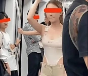 江苏一名女子穿衣奇特乘坐地铁，旁人不敢正视，网友：怕被打（组图）