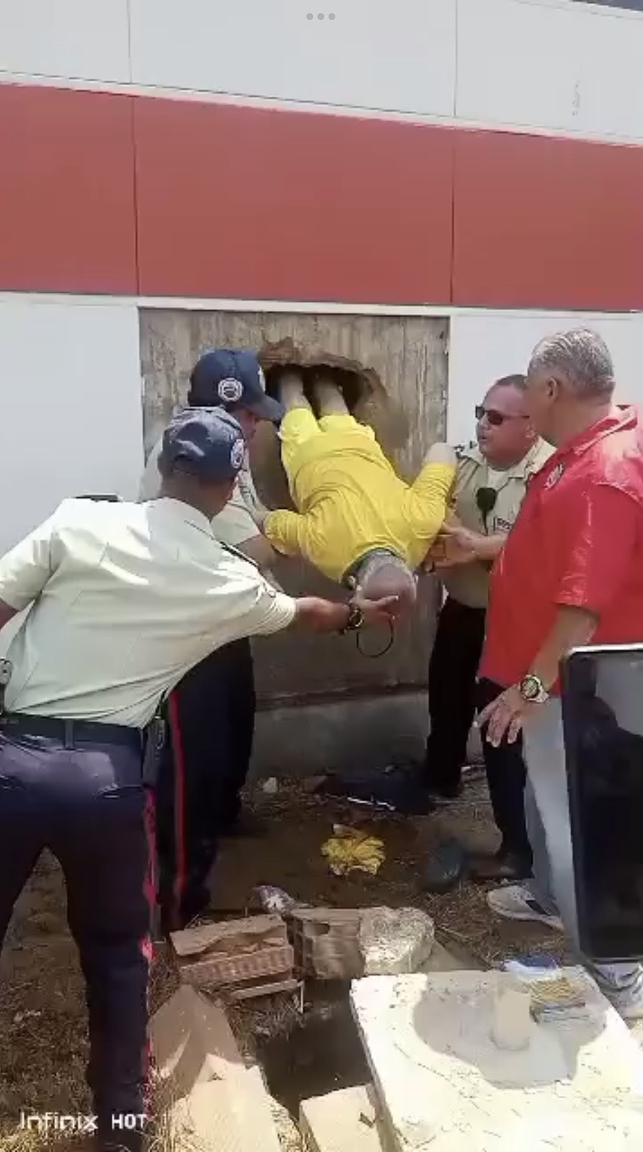 凿墙越狱！委内瑞拉20笨犯爬出洞，警察正开会全部一网打尽（视频/组图） - 2