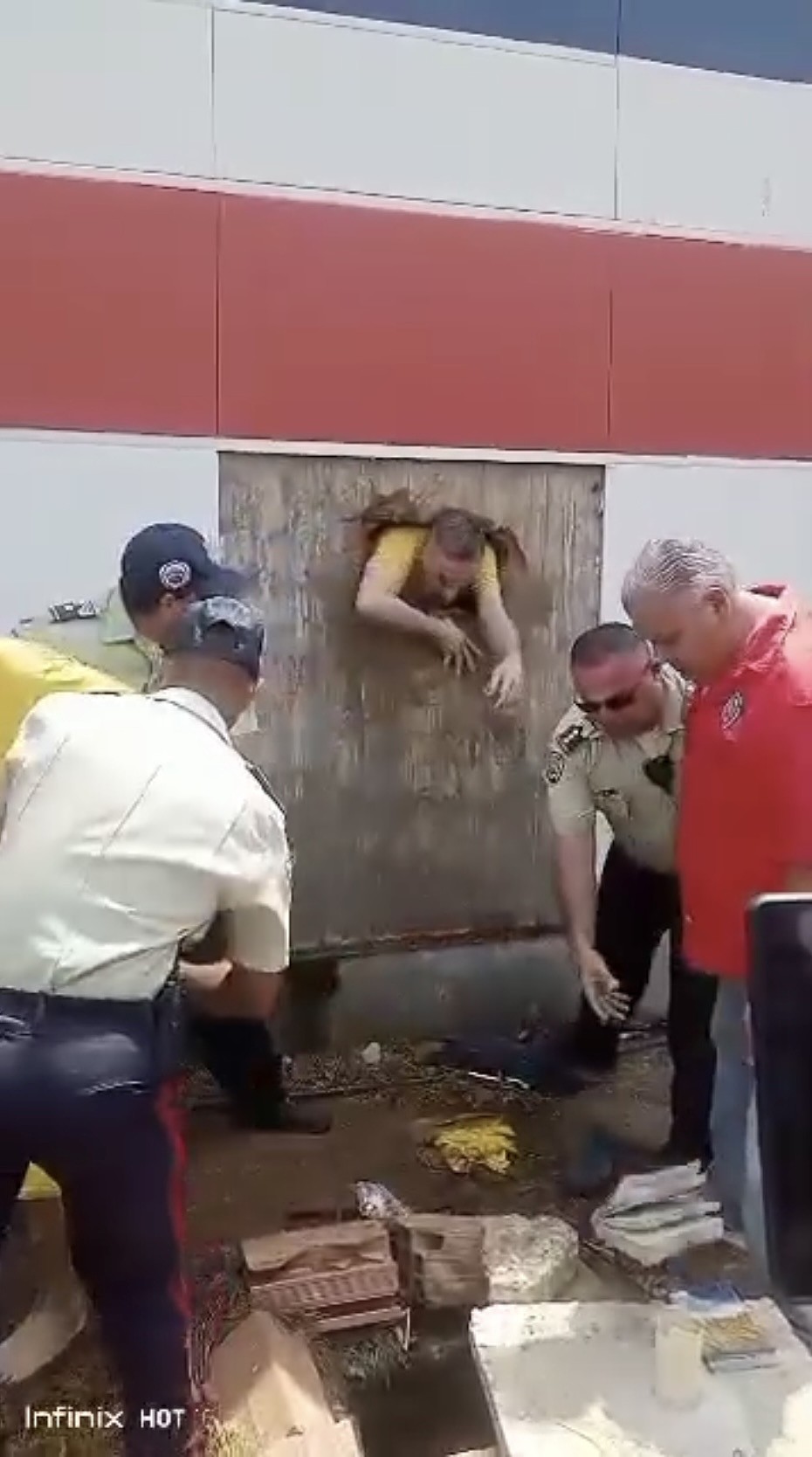 凿墙越狱！委内瑞拉20笨犯爬出洞，警察正开会全部一网打尽（视频/组图） - 7