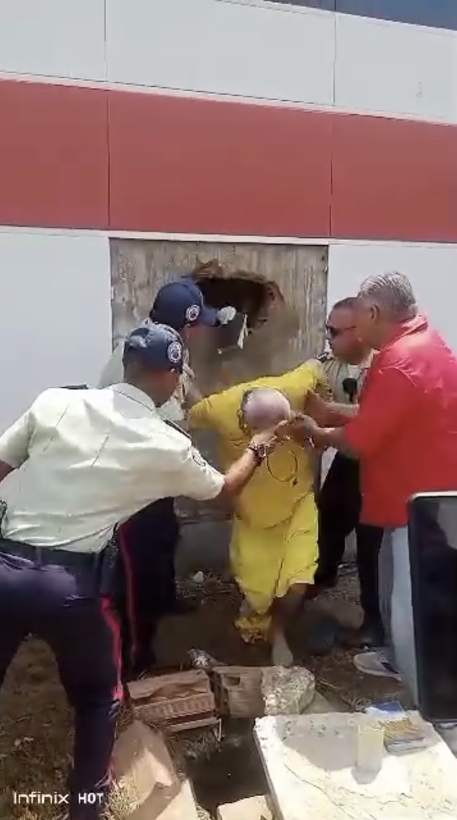 凿墙越狱！委内瑞拉20笨犯爬出洞，警察正开会全部一网打尽（视频/组图） - 4