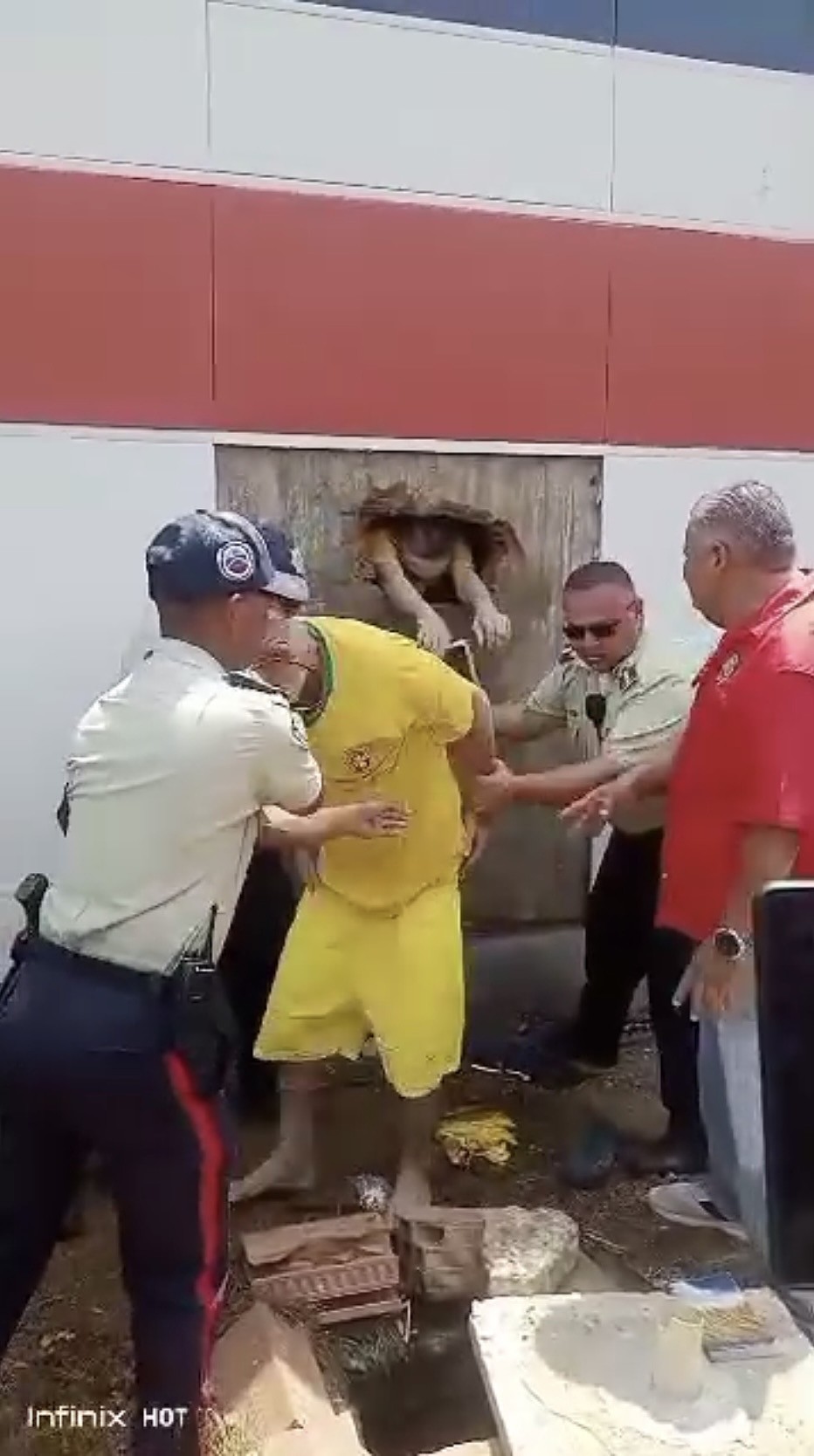 凿墙越狱！委内瑞拉20笨犯爬出洞，警察正开会全部一网打尽（视频/组图） - 6