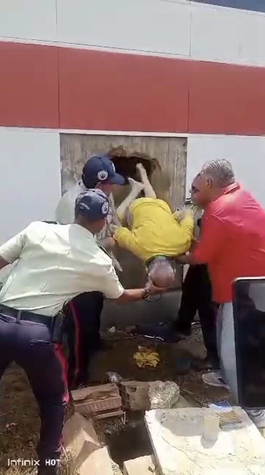 凿墙越狱！委内瑞拉20笨犯爬出洞，警察正开会全部一网打尽（视频/组图） - 3