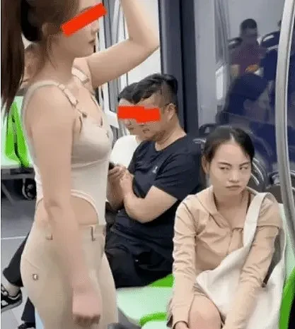 江苏一名女子穿衣奇特乘坐地铁，旁人不敢正视，网友：怕被打（组图） - 4