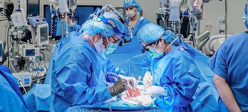 大突破！术前仅有几周生命，54岁女病人“猪肾和人工心脏联合移植手术”完成，其丈夫：重新看到了妻子的笑容（组图） - 1