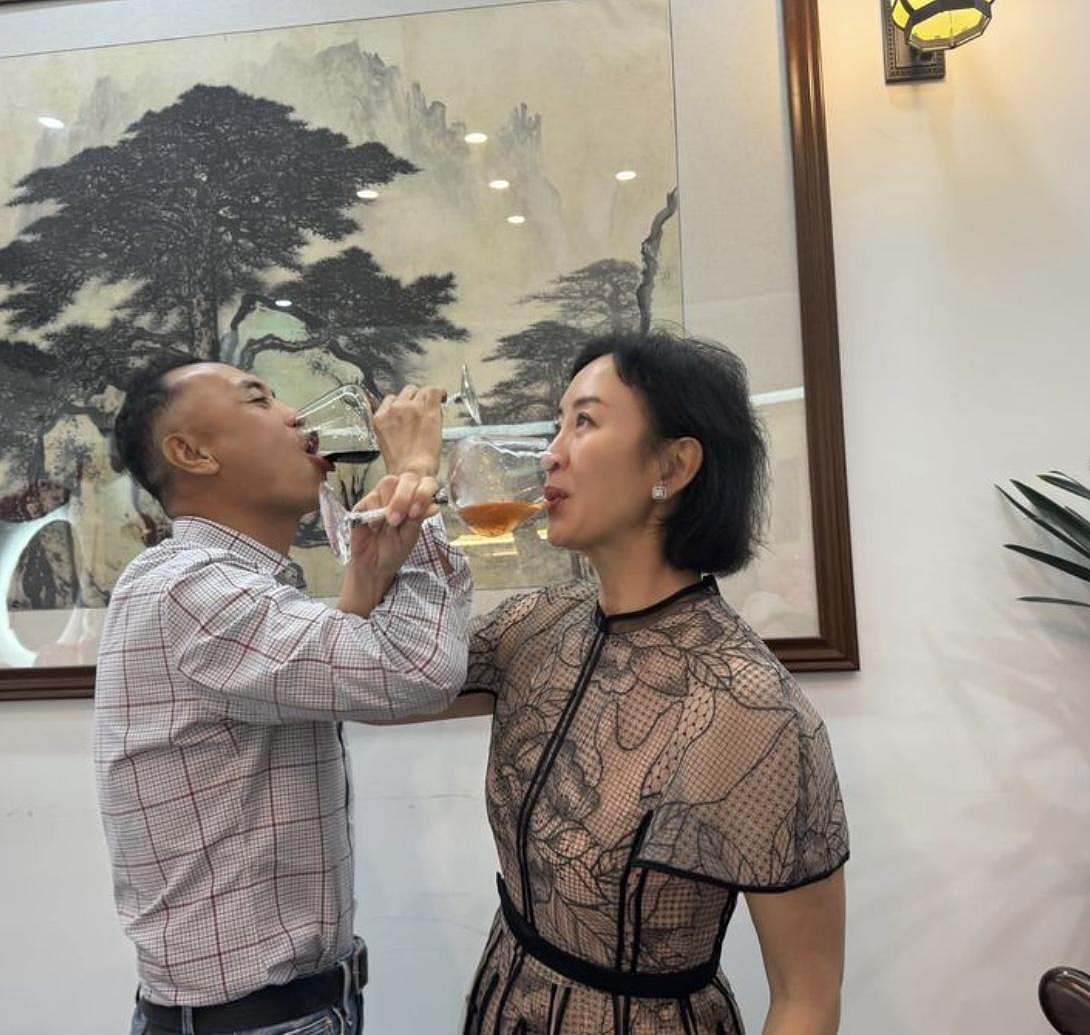 53岁港姐嫁到内蒙古8年，与丈夫喝酒庆祝，婚后未育视继子为亲生（组图） - 6