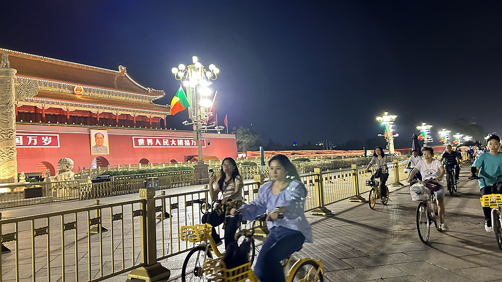 骑自行车外出自带水杯，中国要求公务员习惯过紧日子（组图） - 1