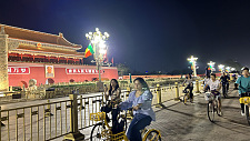 骑自行车外出自带水杯，中国要求公务员习惯过紧日子（组图）