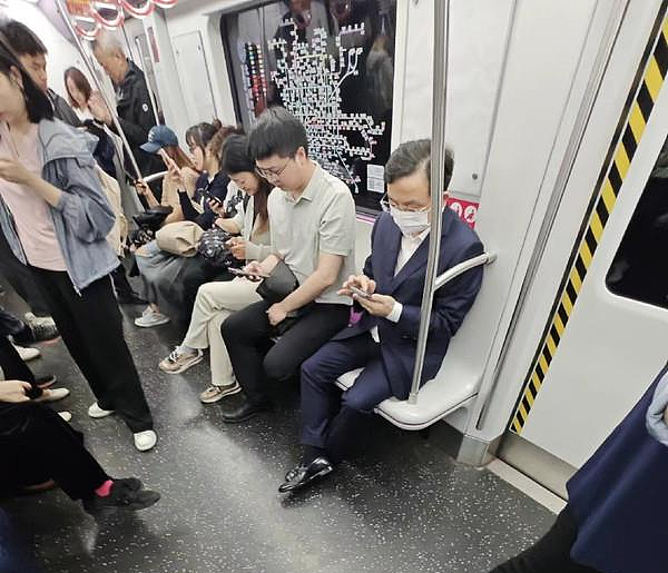 比亚迪王传福坐地铁去北京车展，网友：大佬太低调（组图） - 1
