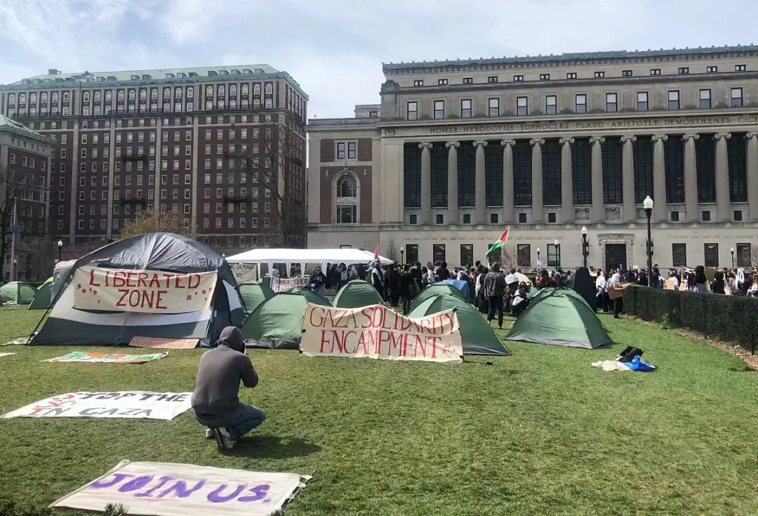 巴以战火蔓延至美国校园！纽大“沦陷”、南加大取消毕业典礼，防爆警察逮捕数百学生，彻底乱了……（组图） - 7