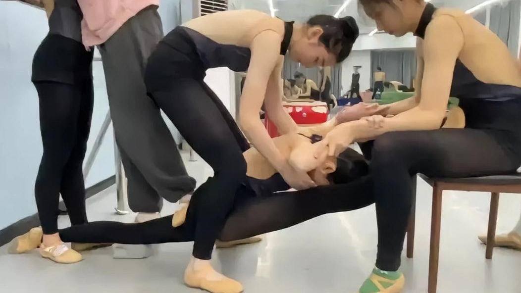 练习期间传咔嚓一声，重庆女孩遭舞蹈学校老师压断腿致十级伤残（组图） - 1
