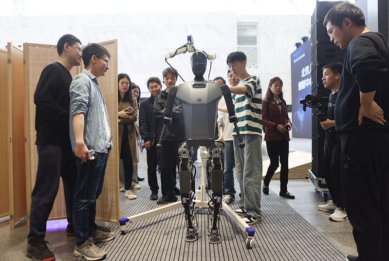 全球首个、时速6公里… 中国制人形机器人在北京跑步亮相（组图） - 4