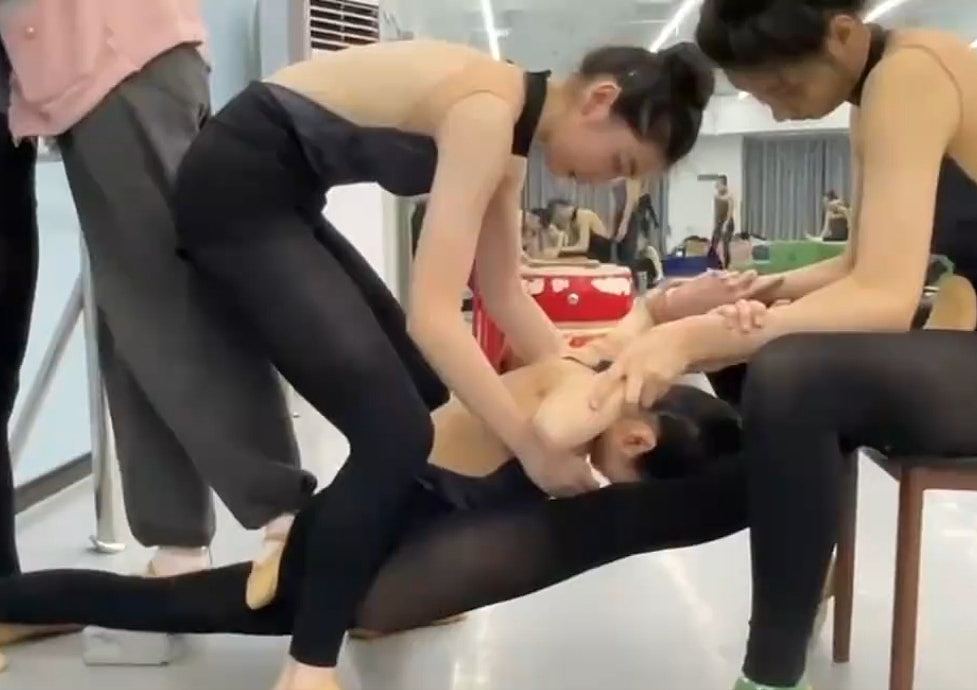 练习期间传咔嚓一声，重庆女孩遭舞蹈学校老师压断腿致十级伤残（组图） - 2
