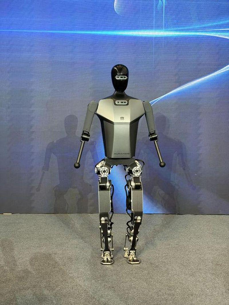 全球首个、时速6公里… 中国制人形机器人在北京跑步亮相（组图） - 3