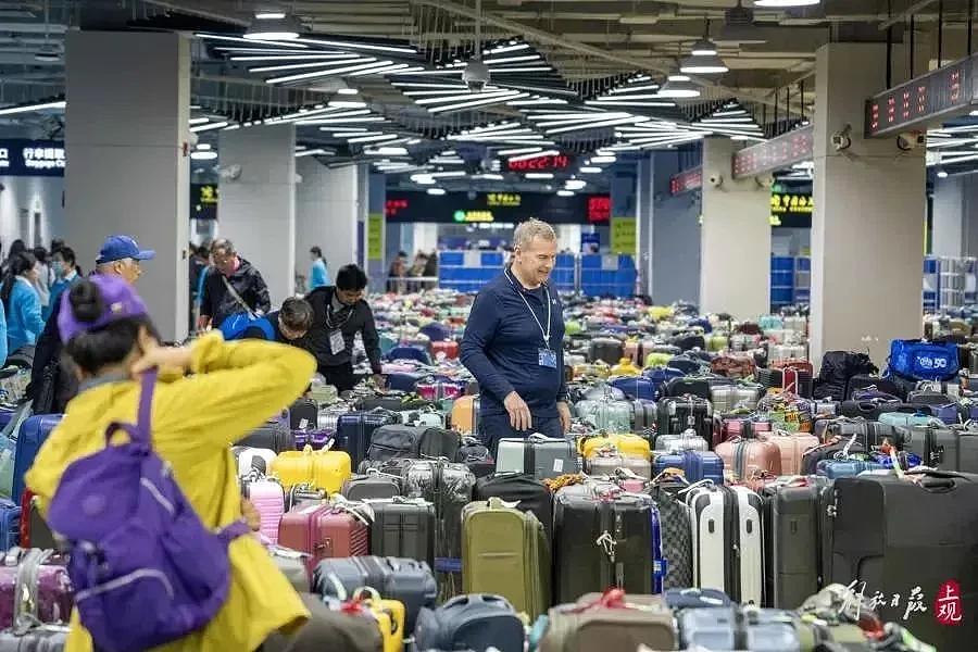 陆媒：来上海的外国人猛增 “衣服、行李箱都想买“（组图） - 7