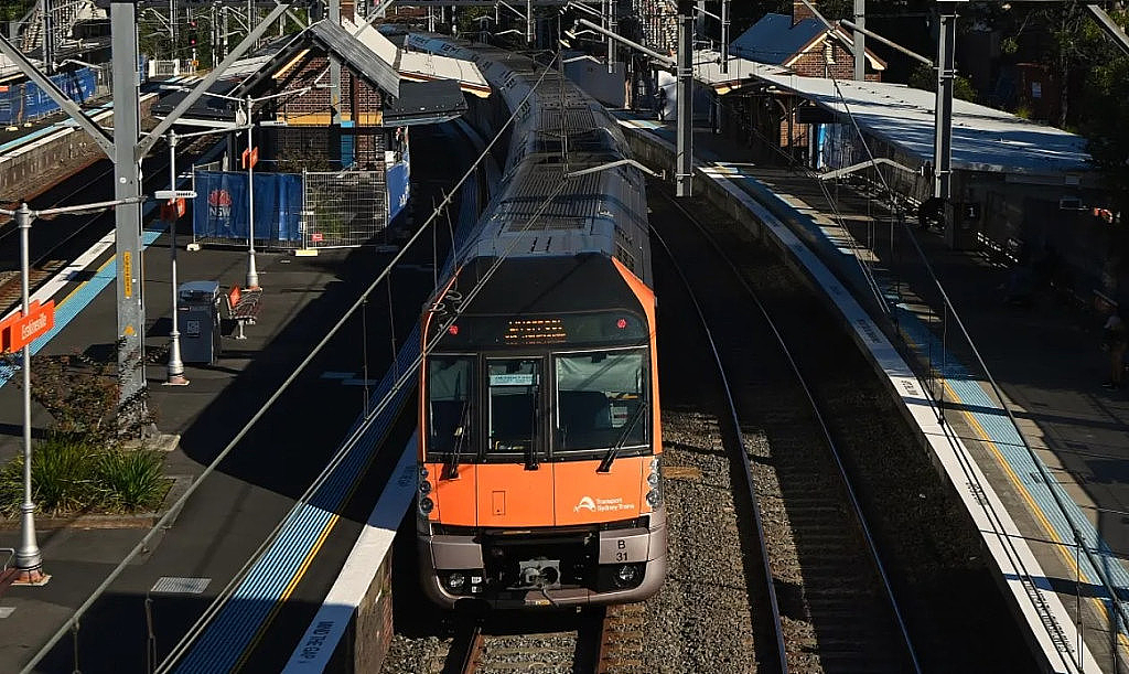 火车超限速4倍行驶，司机被甩飞，差点脱轨！澳城铁曝重大安全事故！线路老化，曾查出40000个缺陷…（组图） - 3