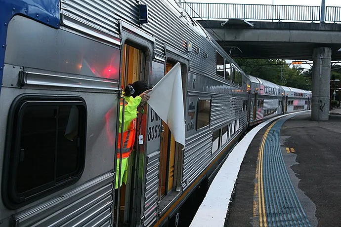火车超限速4倍行驶，司机被甩飞，差点脱轨！澳城铁曝重大安全事故！线路老化，曾查出40000个缺陷…（组图） - 2