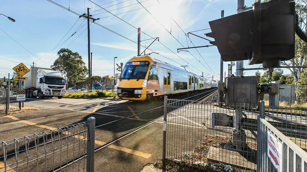 火车超限速4倍行驶，司机被甩飞，差点脱轨！澳城铁曝重大安全事故！线路老化，曾查出40000个缺陷…（组图） - 5
