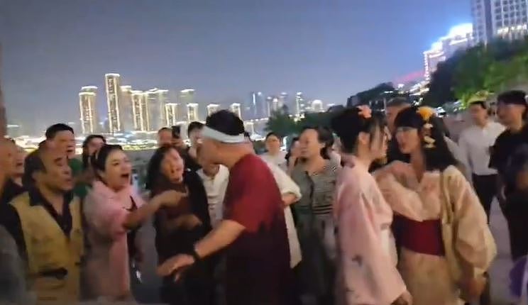 重庆女子穿和服跳舞惹众怒靠公安调解！网民：排外不是自信，律师：没有明确规定（视频/组图） - 5