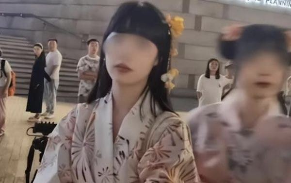 重庆2女子穿和服当街跳舞，大妈大叔包围狂骂爆激烈推撞，警方介入（视频/组图） - 2