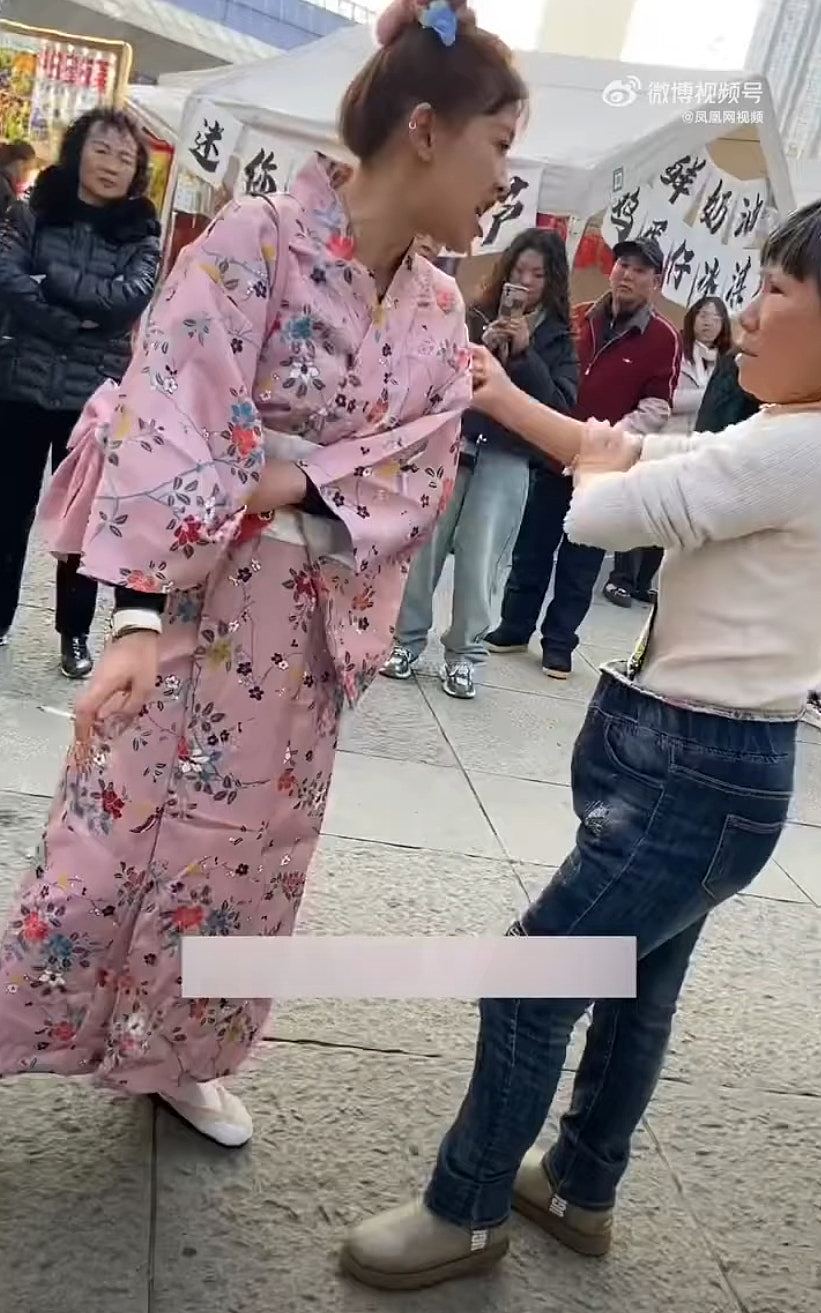 重庆2女子穿和服当街跳舞，大妈大叔包围狂骂爆激烈推撞，警方介入（视频/组图） - 5