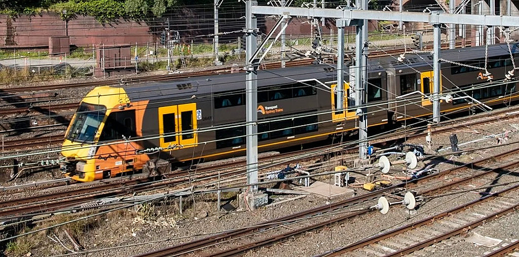 火车超限速4倍行驶，司机被甩飞，差点脱轨！澳城铁曝重大安全事故！线路老化，曾查出40000个缺陷…（组图） - 4