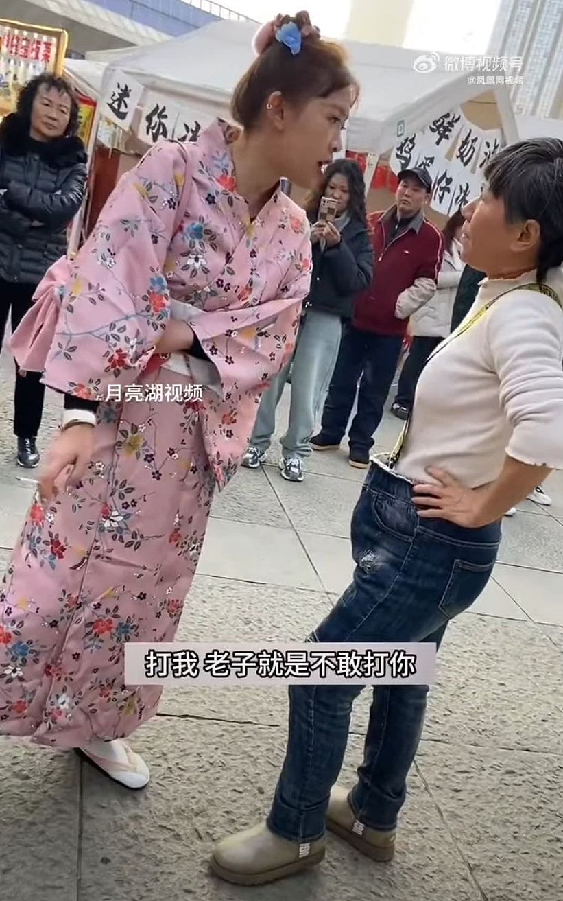 重庆2女子穿和服当街跳舞，大妈大叔包围狂骂爆激烈推撞，警方介入（视频/组图） - 6
